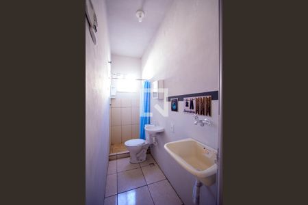 Banheiro de kitnet/studio para alugar com 1 quarto, 27m² em Mutondo, São Gonçalo