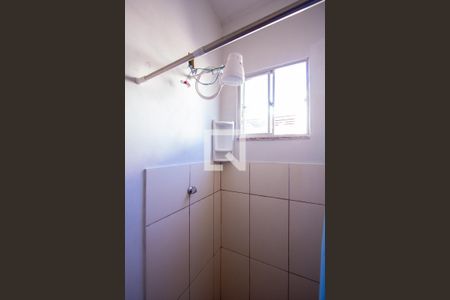 Banheiro de kitnet/studio para alugar com 1 quarto, 27m² em Mutondo, São Gonçalo