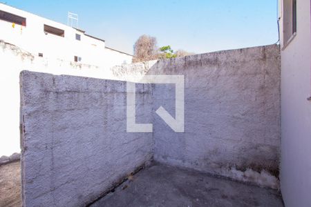 Quintal de kitnet/studio para alugar com 1 quarto, 27m² em Mutondo, São Gonçalo