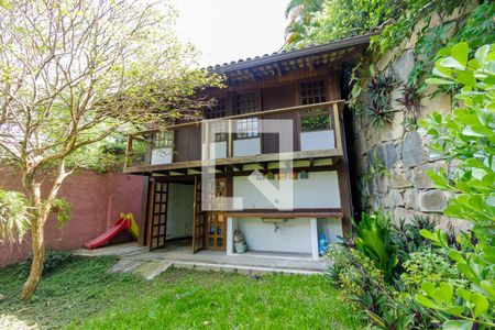 Casa à venda com 600m², 4 quartos e 4 vagas Casa à venda com 600m², 4 quartos e 4 vagasFachada Chalé