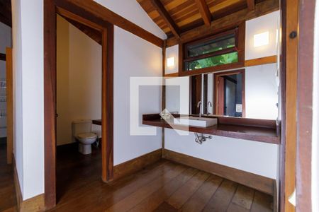 Casa à venda com 600m², 4 quartos e 4 vagas Casa à venda com 600m², 4 quartos e 4 vagasBanheiro 1