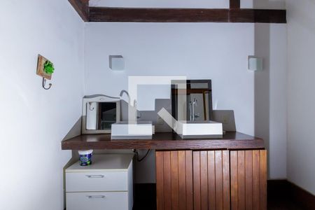 Casa à venda com 600m², 4 quartos e 4 vagas Casa à venda com 600m², 4 quartos e 4 vagasBanheiro Suíte 1