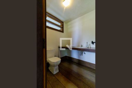 Casa à venda com 600m², 4 quartos e 4 vagas Casa à venda com 600m², 4 quartos e 4 vagasLavabo