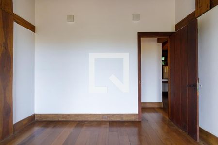 Casa à venda com 600m², 4 quartos e 4 vagas Casa à venda com 600m², 4 quartos e 4 vagasQuarto 2