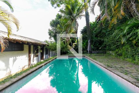 Casa à venda com 600m², 4 quartos e 4 vagas Casa à venda com 600m², 4 quartos e 4 vagasPiscina