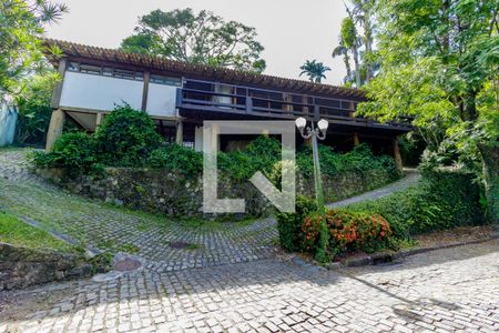 Casa à venda com 600m², 4 quartos e 4 vagas Casa à venda com 600m², 4 quartos e 4 vagasFachada