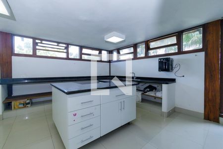 Casa à venda com 600m², 4 quartos e 4 vagas Casa à venda com 600m², 4 quartos e 4 vagasCozinha