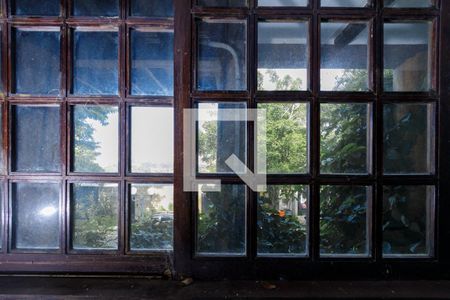 Casa à venda com 600m², 4 quartos e 4 vagas Casa à venda com 600m², 4 quartos e 4 vagasCozinha Janela Quarto de Serviço