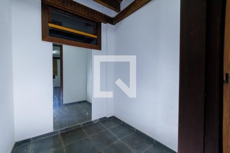 Casa à venda com 600m², 4 quartos e 4 vagas Casa à venda com 600m², 4 quartos e 4 vagasCloset Quarto de Serviço