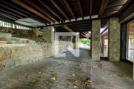 Casa à venda com 600m², 4 quartos e 4 vagas Casa à venda com 600m², 4 quartos e 4 vagasGaragem