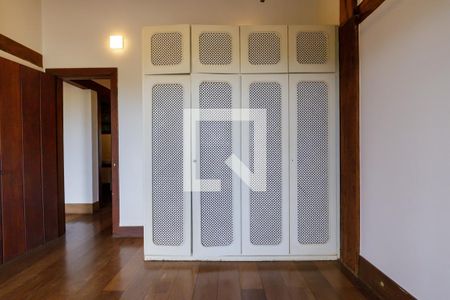 Casa à venda com 600m², 4 quartos e 4 vagas Casa à venda com 600m², 4 quartos e 4 vagasQuarto 1