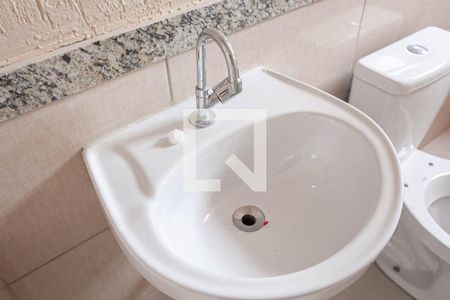 Banheiro social  de kitnet/studio para alugar com 1 quarto, 36m² em Santa Amelia, Belo Horizonte