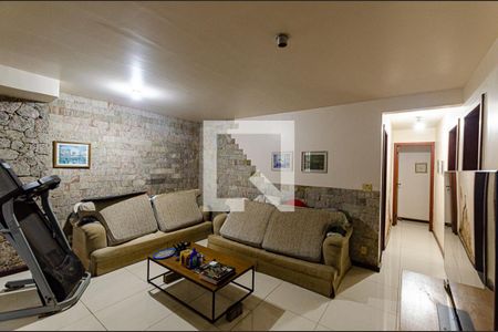 Sala  de casa de condomínio à venda com 5 quartos, 450m² em Sapê, Niterói