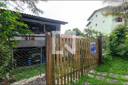 Casa de condomínio à venda com 450m², 5 quartos e 2 vagas Casa de condomínio à venda com 450m², 5 quartos e 2 vagasFachada