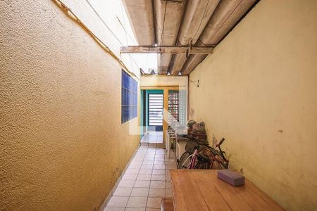 Casa para alugar com 200m², 3 quartos e 2 vagasCorredor da área externa