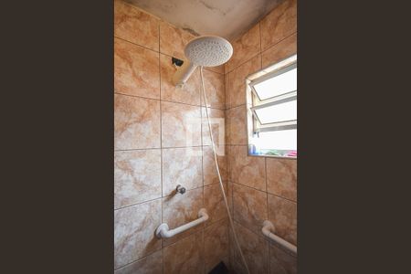 Casa para alugar com 200m², 3 quartos e 2 vagasChuveiro do banheiro da suíte