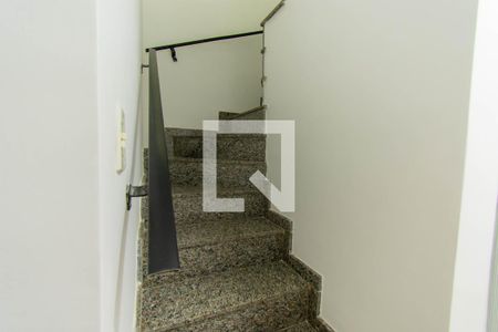 Escada de casa à venda com 3 quartos, 100m² em Vila Olinda, São Paulo