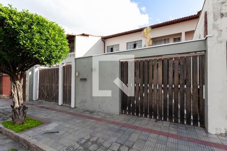 Casa à venda com 370m², 4 quartos e 4 vagas Casa à venda com 370m², 4 quartos e 4 vagasFachada