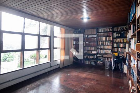 Casa à venda com 310m², 4 quartos e 3 vagasBiblioteca