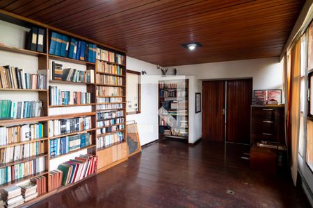 Casa à venda com 310m², 4 quartos e 3 vagasBiblioteca