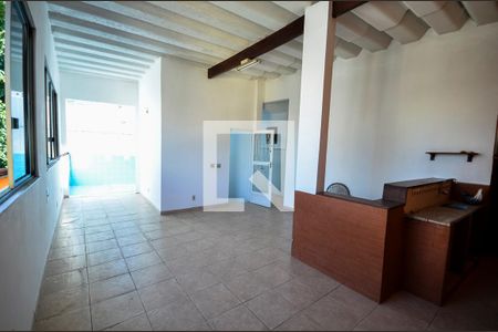 Casa à venda com 240m², 4 quartos e 1 vaga Casa à venda com 240m², 4 quartos e 1 vagaTerraço