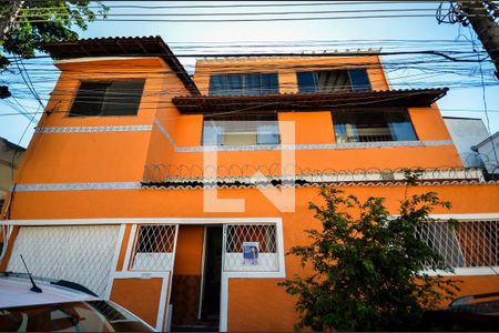 Casa à venda com 240m², 4 quartos e 1 vaga Casa à venda com 240m², 4 quartos e 1 vagaFachada