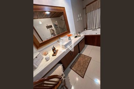 Casa de condomínio à venda com 810m², 4 quartos e 3 vagas Casa de condomínio à venda com 810m², 4 quartos e 3 vagasBanheiro 1