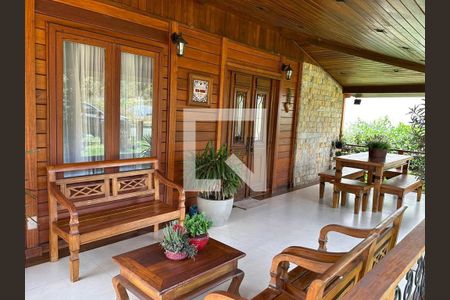 Casa de condomínio à venda com 810m², 4 quartos e 3 vagas Casa de condomínio à venda com 810m², 4 quartos e 3 vagasÁrea Externa