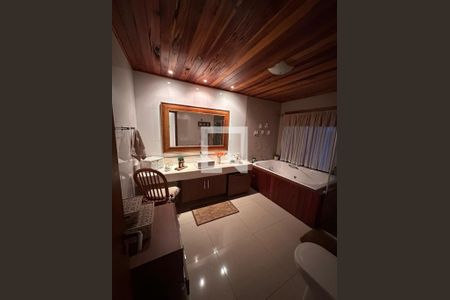 Casa de condomínio à venda com 810m², 4 quartos e 3 vagas Casa de condomínio à venda com 810m², 4 quartos e 3 vagasBanheiro 1