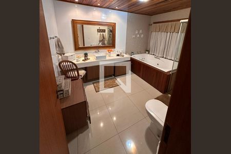 Casa de condomínio à venda com 810m², 4 quartos e 3 vagas Casa de condomínio à venda com 810m², 4 quartos e 3 vagasBanheiro 1