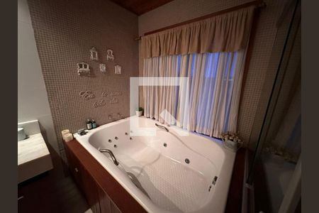 Casa de condomínio à venda com 810m², 4 quartos e 3 vagas Casa de condomínio à venda com 810m², 4 quartos e 3 vagasBanheiro 1