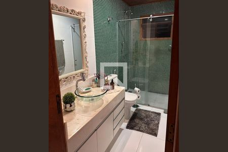 Casa de condomínio à venda com 810m², 4 quartos e 3 vagas Casa de condomínio à venda com 810m², 4 quartos e 3 vagasBanheiro 2