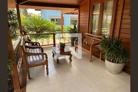 Casa de condomínio à venda com 810m², 4 quartos e 3 vagas Casa de condomínio à venda com 810m², 4 quartos e 3 vagasÁrea Externa