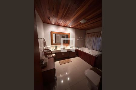 Casa de condomínio à venda com 810m², 4 quartos e 3 vagas Casa de condomínio à venda com 810m², 4 quartos e 3 vagasBanheiro 1