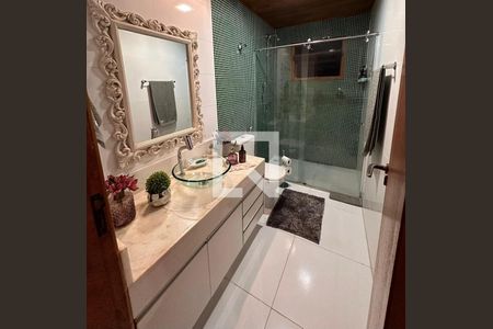 Casa de condomínio à venda com 810m², 4 quartos e 3 vagas Casa de condomínio à venda com 810m², 4 quartos e 3 vagasBanheiro 2