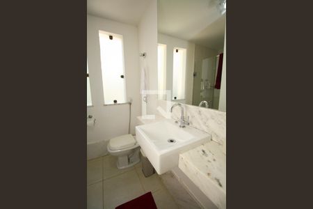 Casa à venda com 280m², 5 quartos e 3 vagasBanheiro 5