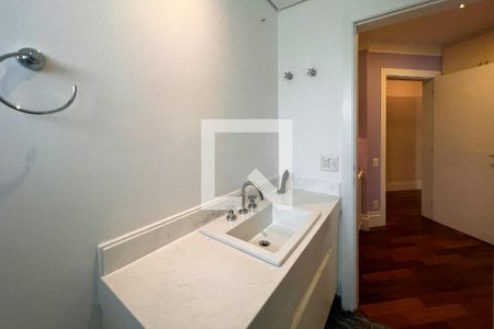 Apartamento à venda com 357m², 4 quartos e 4 vagasBanheiro da Suíte 2