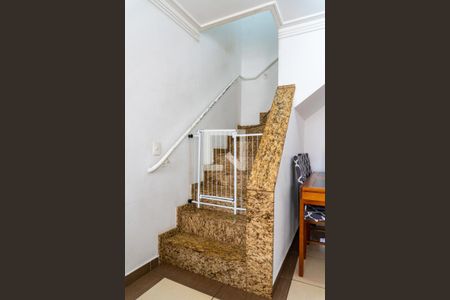 Casa de condomínio à venda com 58m², 2 quartos e 1 vaga Casa de condomínio à venda com 58m², 2 quartos e 1 vagaEscada