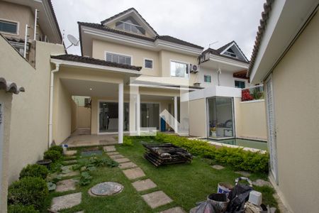 Casa à venda com 180m², 4 quartos e 2 vagasQuintal