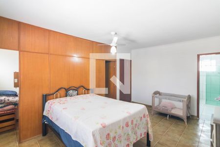 Casa à venda com 300m², 3 quartos e 3 vagas Casa à venda com 300m², 3 quartos e 3 vagasQuarto 2 Suite