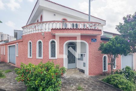 Casa à venda com 300m², 3 quartos e 3 vagas Casa à venda com 300m², 3 quartos e 3 vagasFachada