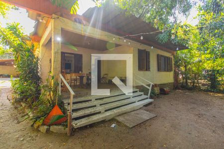 Casa à venda com 1800m², 3 quartos e 6 vagas Casa à venda com 1800m², 3 quartos e 6 vagasFachada