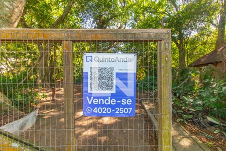 Casa à venda com 1800m², 3 quartos e 6 vagas Casa à venda com 1800m², 3 quartos e 6 vagasFachada