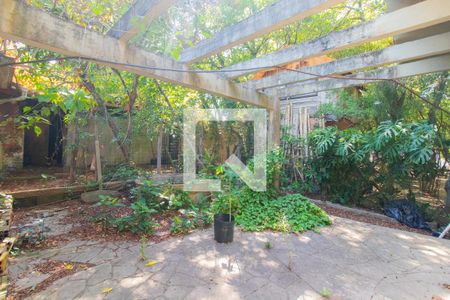 Casa à venda com 1800m², 3 quartos e 6 vagas Casa à venda com 1800m², 3 quartos e 6 vagasPátio - Área Externa