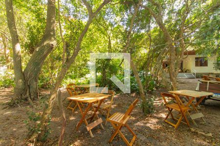 Casa à venda com 1800m², 3 quartos e 6 vagas Casa à venda com 1800m², 3 quartos e 6 vagasPátio - Área Externa