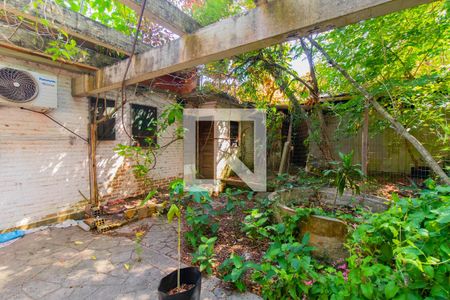 Casa à venda com 1800m², 3 quartos e 6 vagas Casa à venda com 1800m², 3 quartos e 6 vagasPátio - Área Externa