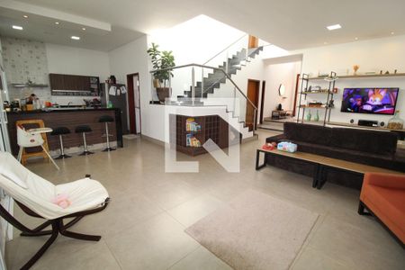 Sala de casa de condomínio à venda com 5 quartos, 300m² em Centro, Campinas