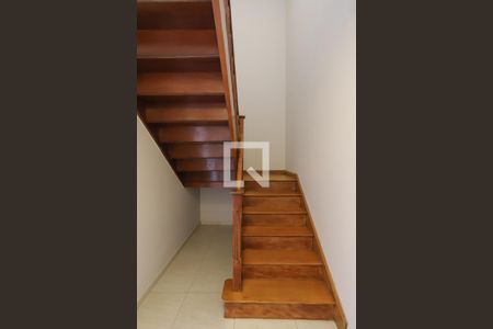 Escada de casa para alugar com 2 quartos, 80m² em Santa Teresinha, São Paulo