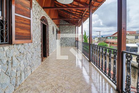 Casa à venda com 600m², 4 quartos e 5 vagasVaranda