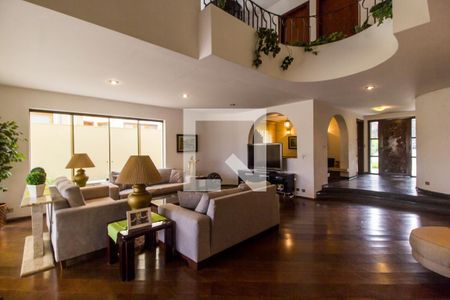 Sala de TV de casa de condomínio para alugar com 4 quartos, 420m² em Alphaville, Santana de Parnaíba
